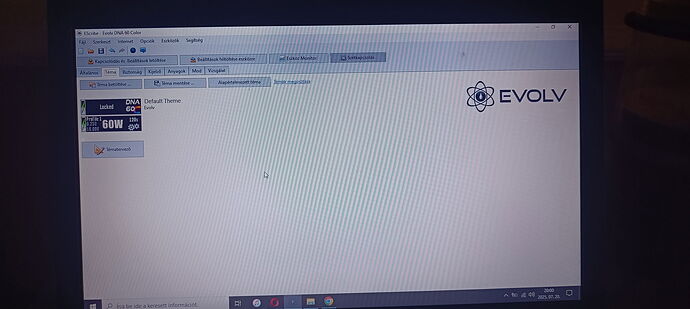 Egy laptop képernyője látható, amelyen az Evolv szoftver felülete van megnyitva, a bal oldalon a "DNA 60W" felirat látható. (Feliratozva AI-val)