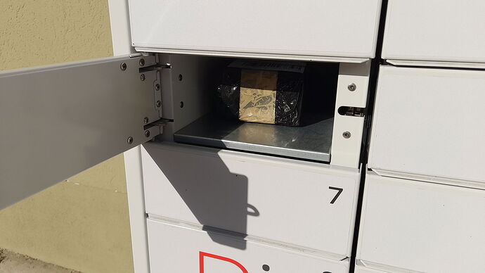 Egy nyitott postaláda, amelyben egy csomag található. (Feliratozva AI-val)