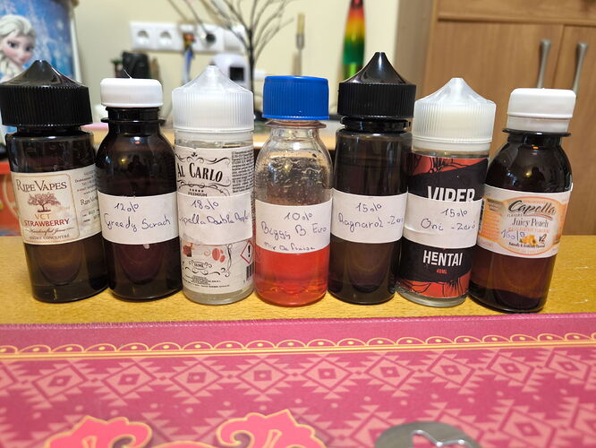 Hét különböző méretű és színű e-liquid palack sorakozik egy rózsaszín mintás felületen. (Feliratozva AI-val)