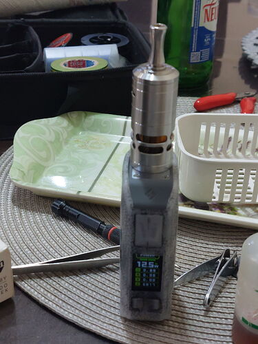 Az asztalon egy elektronikus cigaretta (vape) áll, mögötte különböző háztartási tárgyak láthatók. (Feliratozva AI-val)