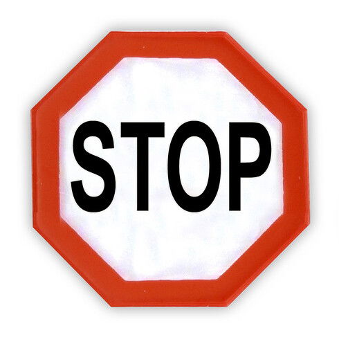 Egy fehér oktagonális stoptábla piros szegéllyel és fekete "STOP" felirattal látható fehér háttér előtt. (Feliratozva AI-val)