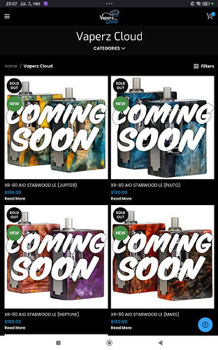 Egy weboldal képernyőképe, amely különféle XR-80 AIO Stabwood LE elektromos cigarettákat mutat be, mindegyik "COMING SOON" felirattal és "SOLD OUT" jelzéssel, valamint árak feltüntetésével. (Feliratozva AI-val)