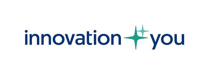 A képen az 'innovation + you' felirat látható, melynek plusz jelét két türkizkék csillag szimbólum helyettesíti fehér háttér előtt. (Feliratozva AI-val)