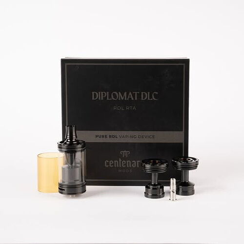 A képen egy "Diplomat DLC RDL RTA" vaping eszköz látható, melynek doboza mellett több alkatrésze is – köztük egy átlátszó és egy aranyszínű tartály, valamint néhány különböző komponens – található. (Feliratozva AI-val)