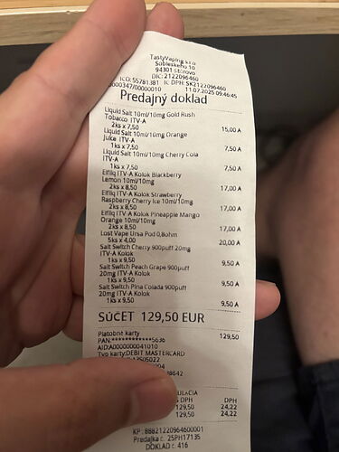 Egy kézben tartott blokk, amely különböző liquidek és egyéb termékek vásárlását igazolja, összesen 129,50 euró értékben. (Feliratozva AI-val)