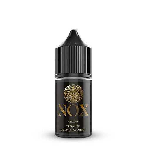 Egy fekete palack látható arany színű „NOX” logóval és „CHILAN TIRAMISU AROMES CONCENTRES” felirattal, mely egy illóolaj vagy e-liquid koncentrátum. (Feliratozva AI-val)