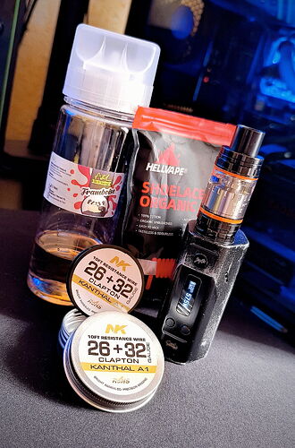 Különféle vape kellékek, köztük e-liquid üveg, organikus pamut, tekercshuzalok és egy elektronikus cigaretta egy asztalon. (Feliratozva AI-val)