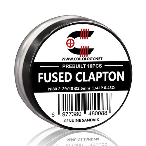 Egy kerek fém doboz látható fehér és fekete címkével, 'Fused Clapton' tekercsekkel, vonalkóddal és termékinformációkkal, alatta tükröződéssel. (Feliratozva AI-val)