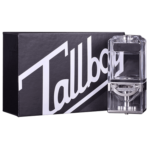 Egy Tallboy márkájú átlátszó készülék egy fekete csomagolás mellett, amelyen fehér betűkkel szerepel a Tallboy felirat. (Feliratozva AI-val)