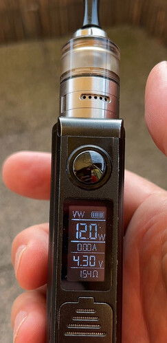 Egy kéz tart egy fekete e-cigarettát, amelynek digitális kijelzőjén adatok láthatók. (Feliratozva AI-val)